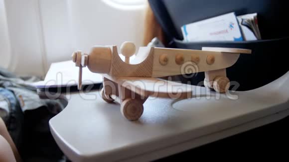 在飞行过程中玩具木飞机站在折叠桌上的特写4k镜头视频的预览图