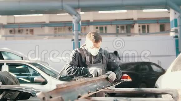 中年白种人从事汽车服务的体力劳动修理汽车视频的预览图