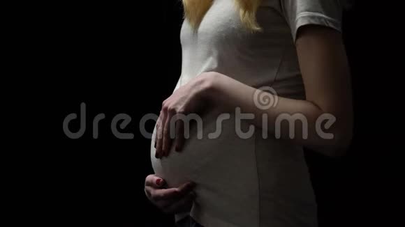 孕妇抚摸自己的肚子快乐的母性和期待的概念视频的预览图