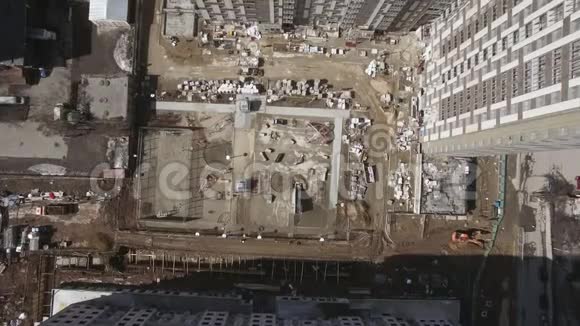 飞过俄罗斯莫斯科的建筑工地和新建房屋视频的预览图