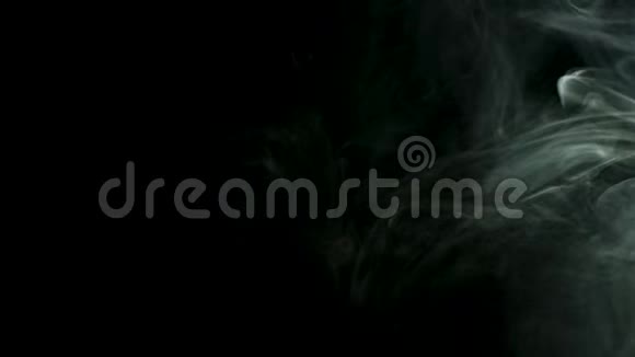 抽象的雾或烟雾在黑色背景上翱翔和蔓延库存录像白色烟雾在移动视频的预览图