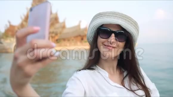 女子在古寺前合影留念暑假女孩访问著名亚洲游客视频的预览图