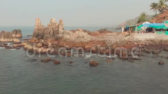 鸟瞰印度北部果阿的Arambol海滩上的岩石和石头视频的预览图