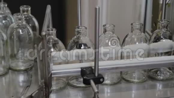 玻璃无菌药瓶在传送带上用于填充内容物视频的预览图