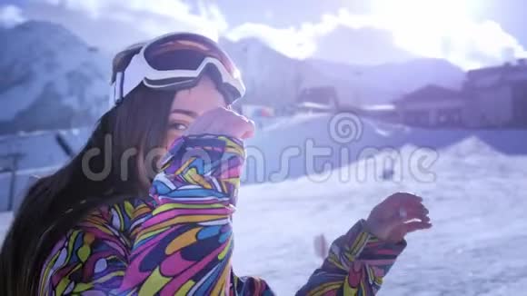 美丽的年轻女孩戴着滑雪护目镜微笑从寒假中获得快乐准备滑雪或滑雪板视频的预览图