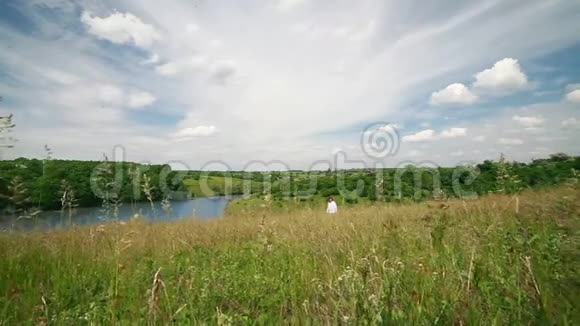 一个年轻人沿着湖边的一座青山奔跑视频的预览图