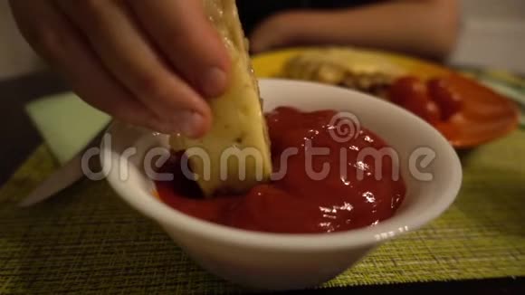 美味的食物慢慢地浸入番茄酱中视频的预览图