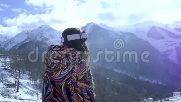 美丽的年轻女孩戴着滑雪护目镜微笑从寒假中获得快乐准备滑雪或滑雪板视频的预览图