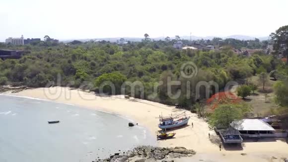 顶景停泊在海上白色海滩在晴朗的蓝天蓝海视频的预览图