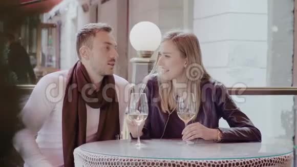 夫妻俩在户外的餐厅里一起喝酒玩得很开心视频的预览图