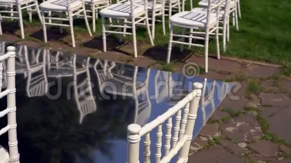 夏瓦里椅子陈列在草坪上视频的预览图