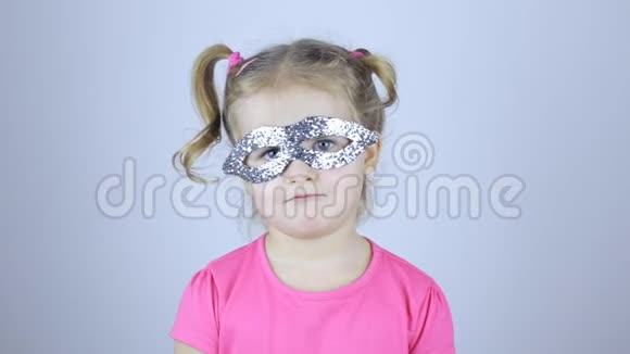戴着节日面具的可爱女孩的画像视频的预览图