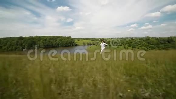 一个年轻人沿着湖边的一座青山奔跑视频的预览图
