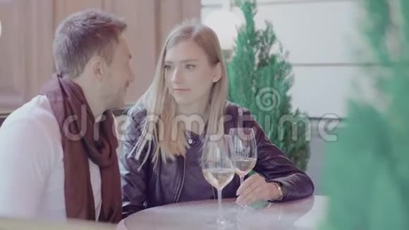 夫妻俩在户外的餐厅里一起喝酒玩得很开心视频的预览图