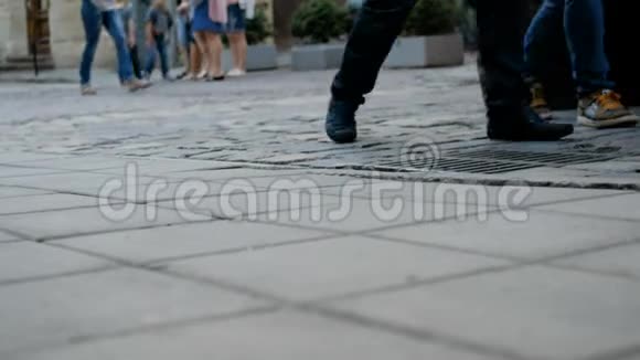 穿鞋的人脚走在石路上在城里散步视频的预览图