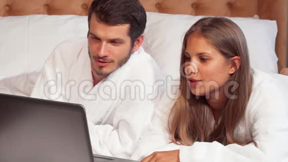 新婚夫妇在蜜月套房对着镜头微笑视频的预览图