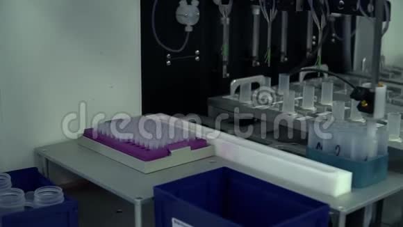 新化工实验室的现代化设备医疗研究所的自动化设备操作视频的预览图