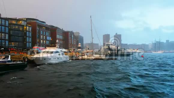 挪威奥斯陆市中心暴风雨之夜停泊着船只视频的预览图