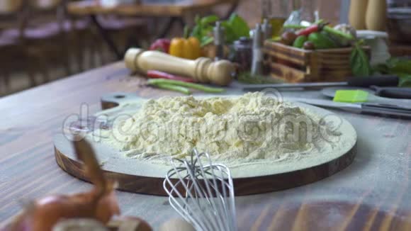 水倒在面粉中用于烘焙厨房的面团慢动作为披萨做面团意大利面视频的预览图