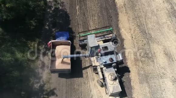 收割机卸下谷物空中录像视频的预览图