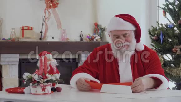 圣诞老人读圣诞信视频的预览图