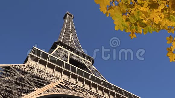 埃菲尔铁塔在蓝色宁静的天空上在美丽的巴黎风景浪漫的城市上关闭黄色的分视频的预览图