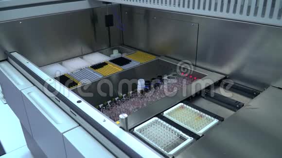 新化学实验室的设备医疗研究所的自动化设备操作视频的预览图