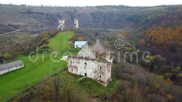 鸟瞰被毁教堂和切尔沃诺霍罗德城堡的废墟乌克兰视频的预览图