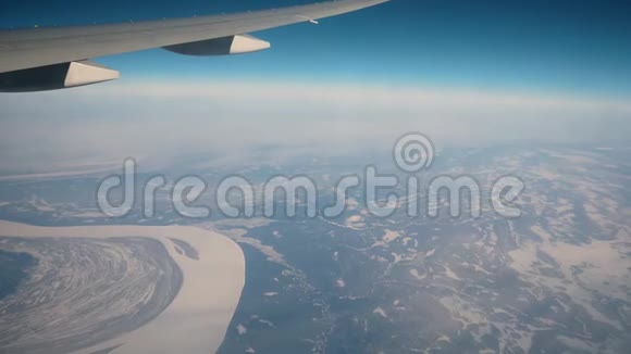 从飞机上看到的冬季景观有冰覆盖的蜿蜒河流视频的预览图