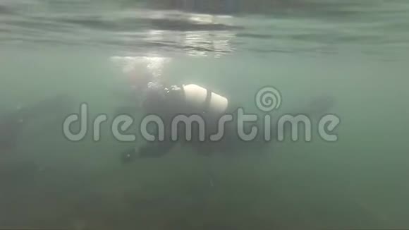 潜水员探索一个山湖慢动作恶劣天气潜水冰水视频的预览图