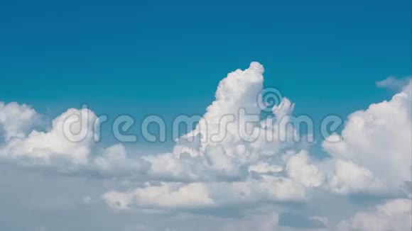 蓝色天空中翻滚的云的时间推移视图视频的预览图