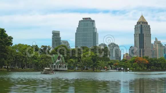 城市景观俯瞰绿色公园湖泊和企业建筑的背景主要城市的商业中心视频的预览图