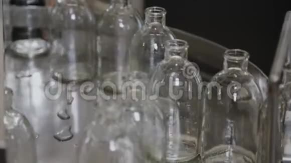 玻璃无菌药瓶在传送带上用于填充内容物视频的预览图