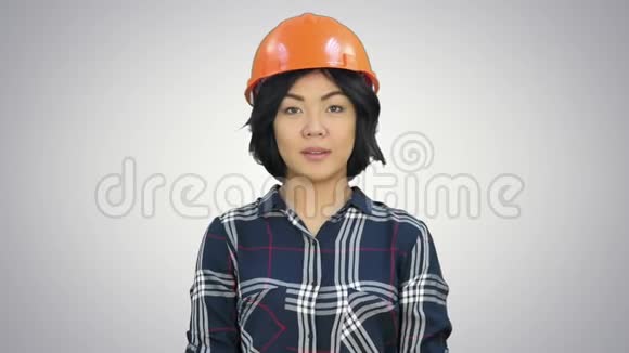 女工程师站在白色背景下和摄像机交谈视频的预览图
