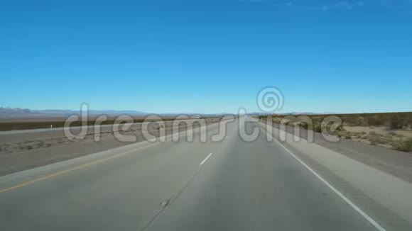从沙漠公路上的汽车运动拍摄到拉斯维加斯视频的预览图