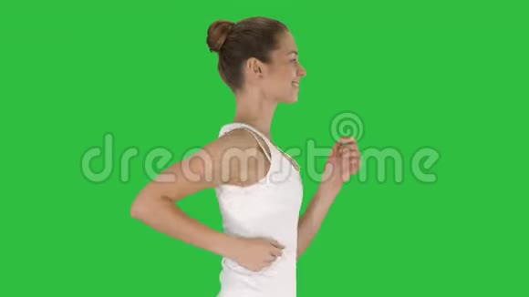 适合年轻女子在绿色屏幕上奔跑Chroma键视频的预览图