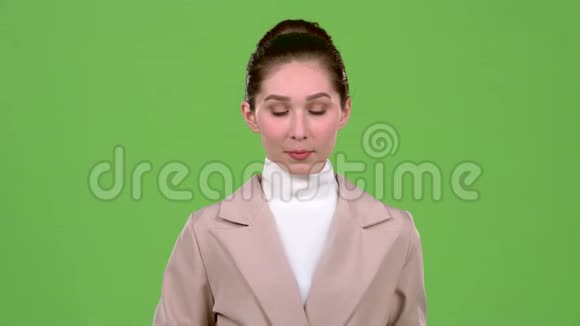 女人被涂上油漆用刷子放粉然后照镜子绿色屏幕慢动作视频的预览图