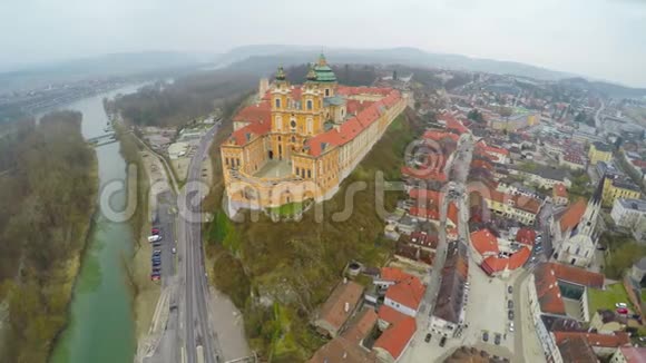 鸟瞰本笃会梅尔克修道院奥地利最大的巴洛克建筑视频的预览图