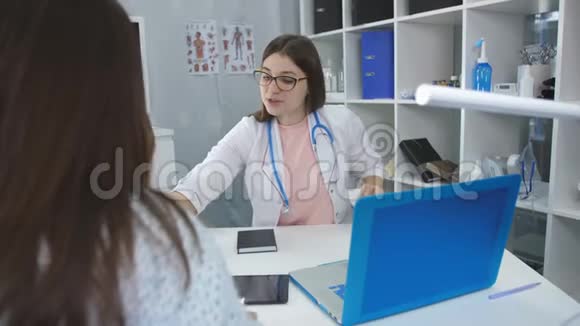 女性健康沮丧的病人与医疗办公室的顾问医生交谈视频的预览图