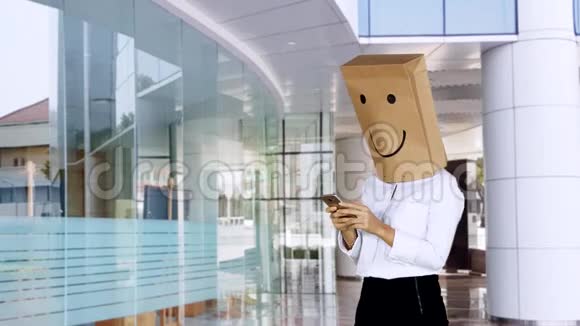 不明身份的女商人在办公室大厅发短信视频的预览图
