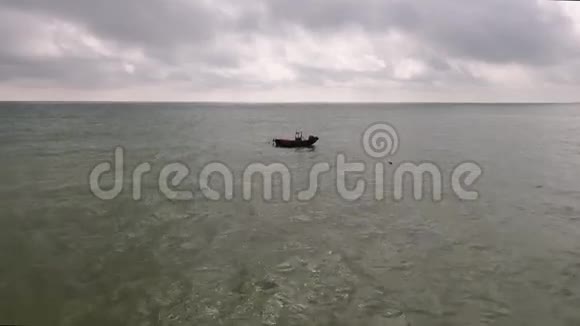 船恶劣天气下的海洋视频的预览图