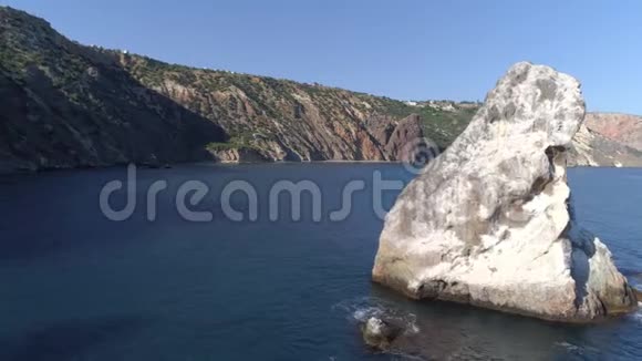 在大海的大岩石上飞行的无人机视频的预览图