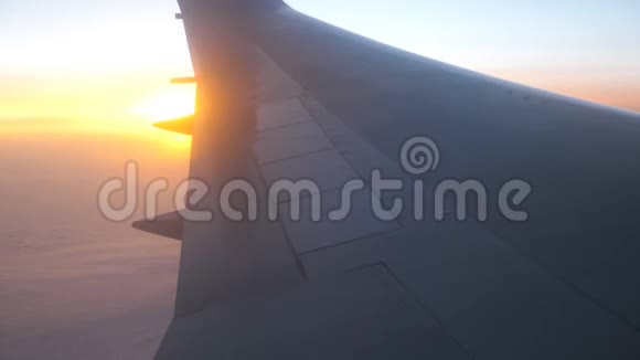 用太阳的光飞行在云层之上的飞机翼飞机在天空飞行空中旅行的概念旅行视频的预览图
