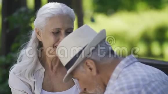 快乐的老年女性在户外与丈夫拥抱视频的预览图