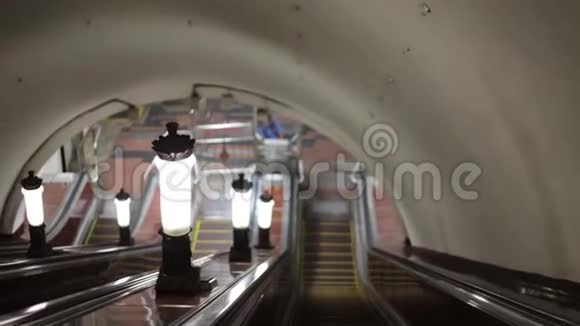 在地铁的自动扶梯下经过灯昏暗的灯光视频的预览图