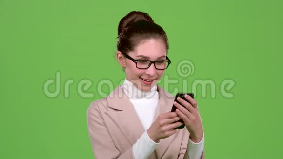 商务女士看她的智能手机上的照片绿色屏幕慢动作视频的预览图