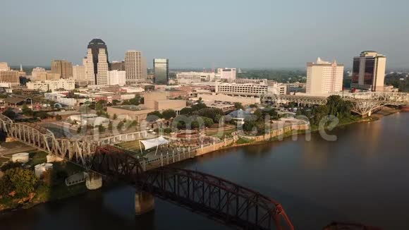 沿着红河和路易斯安那州什里夫波特上升的空中景观视频的预览图