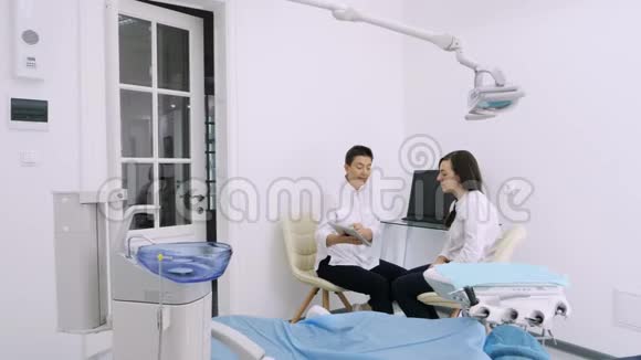 牙医在牙科诊所给病人看他的X光片视频的预览图