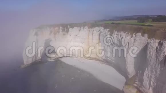 白色岩石有拱形和薄雾的海岸行动沉浸在轻雾中的海岸悬崖美景尽收眼底视频的预览图