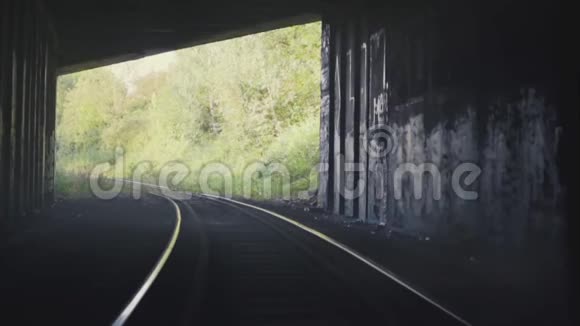 慢动作迷失的人跑到黑暗的隧道出口后景抽象剪影镜头逃脱寻找出路视频的预览图